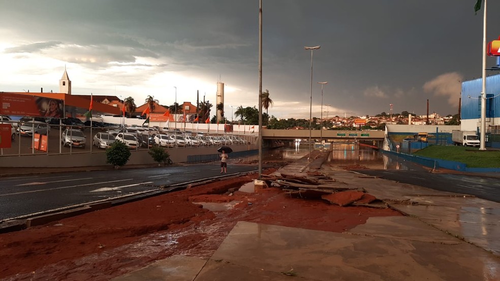 Avenida Nações Unidas, um dos pontos mais afetados pelo temporal segundo a Defesa Civil, ficou com uma das pistas interditada  — Foto: Adolfo Lima/TV TEM