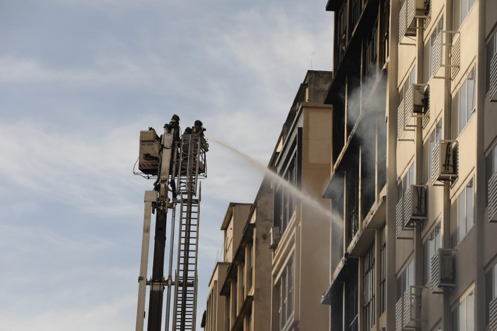 Bombeiros atuam no combate a incêndio em prédio da região da Rua 25 de Março, no Centro de SP — Foto: Fábio Tito/g1