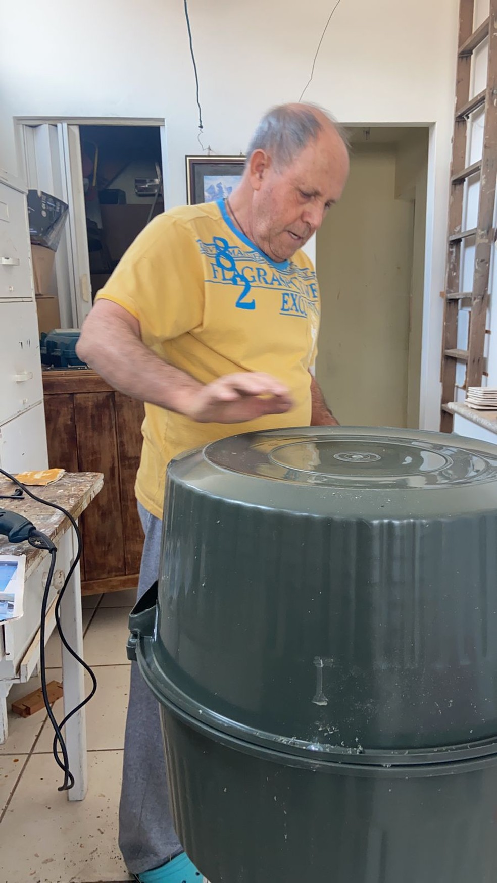 Olavo Scioli, tio de Lara, é marceneiro e ajuda em todo o processo de confecção das casinhas para os pets em Tupã (SP) — Foto: Lara Jacob/ Arquivo pessoal