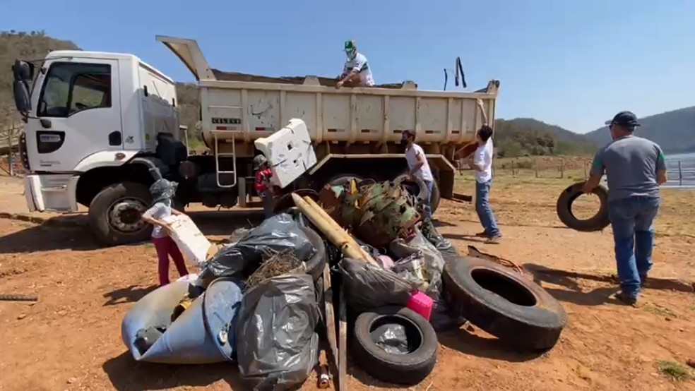 Equipes recolheram cerca de meia tonelada de lixo em rio de Timburi — Foto: Minuto do Amorim/Divulgação