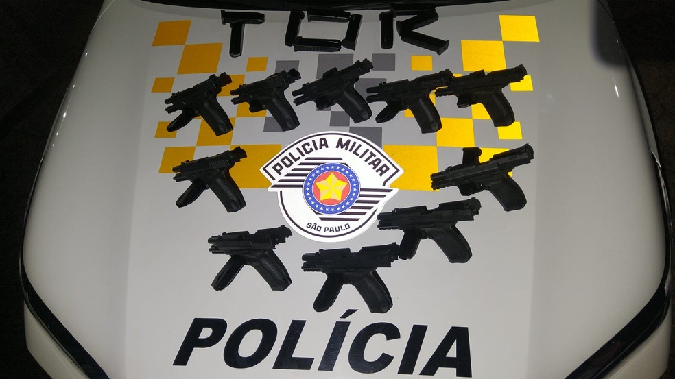 Pistolas estavam com munição suprimida — Foto: Polícia Rodoviária/Divulgação