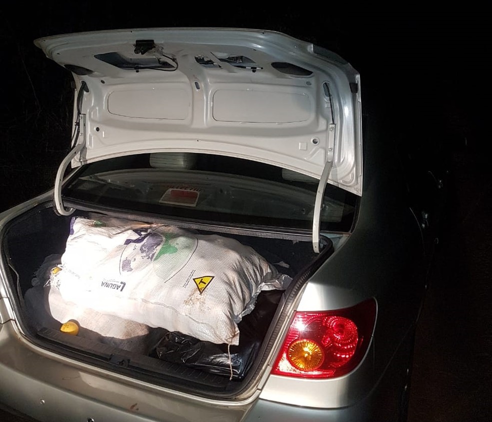 Dupla é presa com três sacos de laranja em Avaré — Foto: Polícia Militar/Divulgação