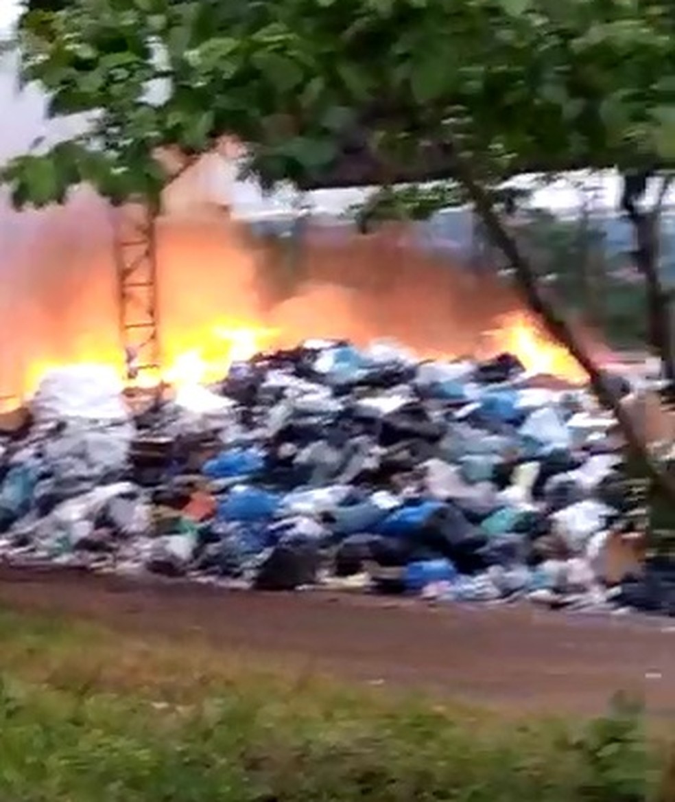 Incêndio atinge cooperativa de reciclagem em Bauru — Foto: Arquivo Pessoal
