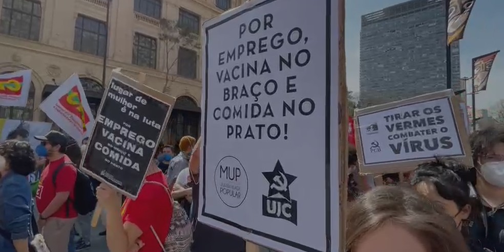 Manifestantes pedem por melhores condições de vida, emprego e renda  — Foto: Reprodução/TV Globo