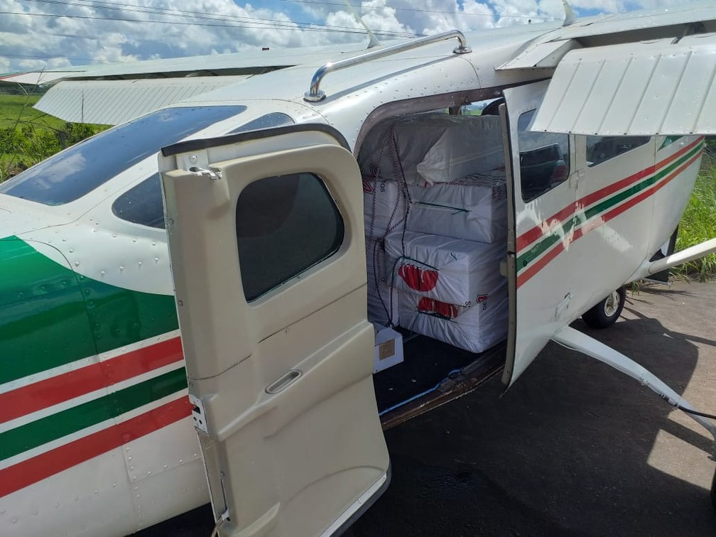 Droga estava em pacotes escondidos no interior da aeronave — Foto: Divulgação/PF