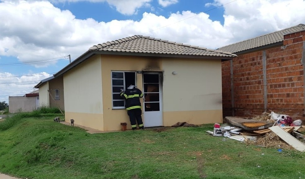 Segundo os bombeiros, não havia pessoas na casa, localizada no Jardim Maracá 2 — Foto: Corpo de Bombeiros/Divulgação