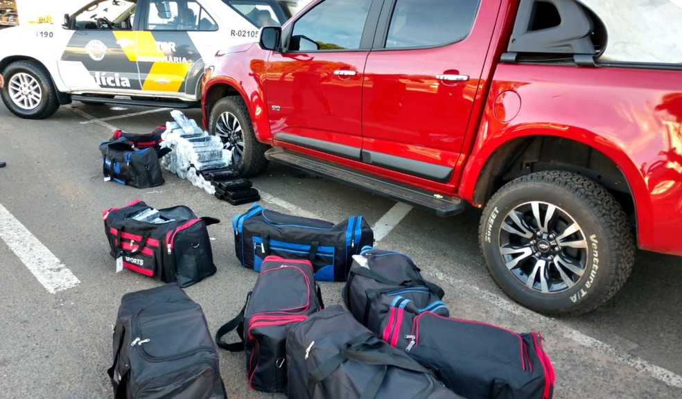 Droga estava acondicionada em diversas mochila dentro da caminhonete com placas de Ponta Porã (MS) — Foto: Polícia Rodoviária/Divulgação