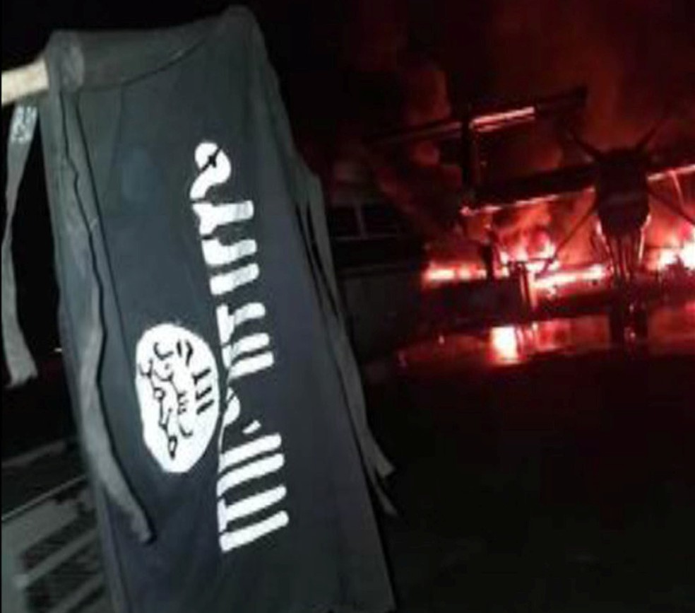 Bandeira do grupo terrorista Al-Shabab na base militar dos EUA no Quênia após ataque — Foto: Al-Shabab/Reuters