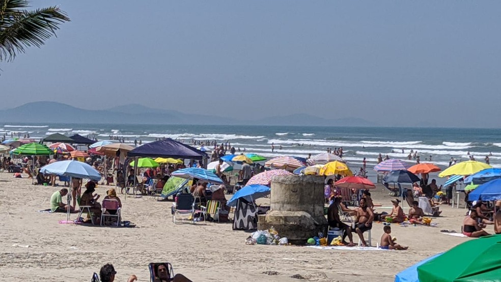 Banhistas lotam praia e utilizam guarda-sol em Praia Grande, SP — Foto: Itaicy Júlio/ Arquivo Pessoal