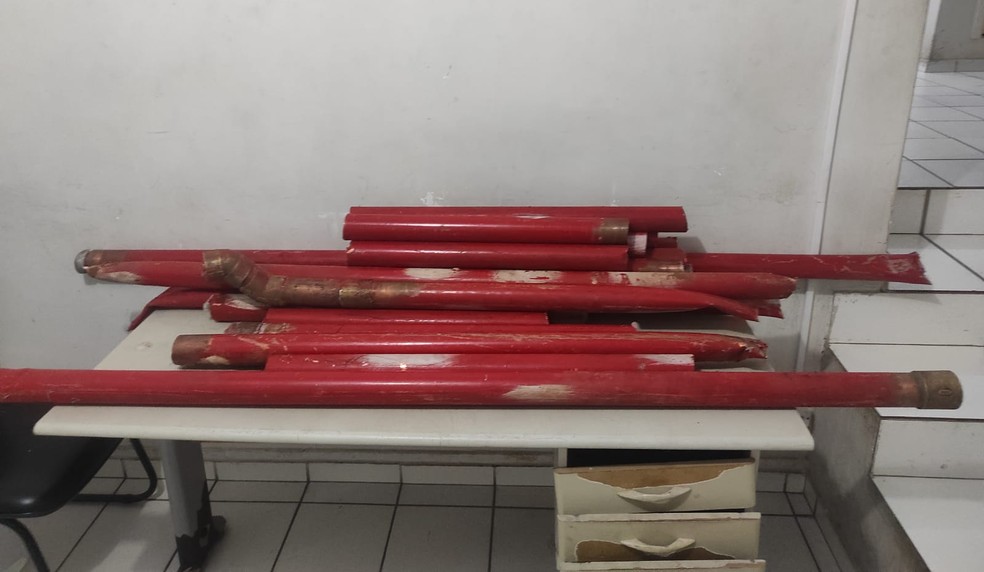 Os canos de cobre pesaram aproximadamente 50 quilos e foram entregues de volta à vítima — Foto: Polícia Militar /Divulgação