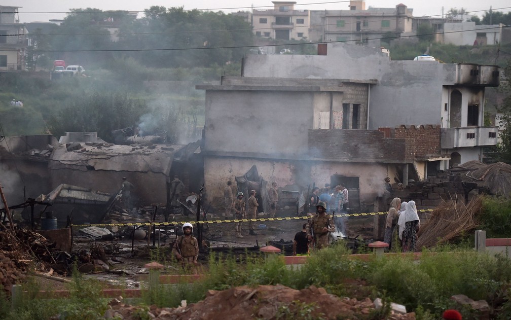 Soldados paquistaneses isolam local onde avião militar caiu em Rawalpindi, na terça-feira (30) — Foto: Aamir Qureshi/AFP