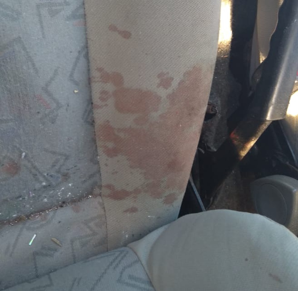 Manchas de sangue encontradas no carro da vítima do latrocínio chamaram atenção dos policiais — Foto: Polícia Civil