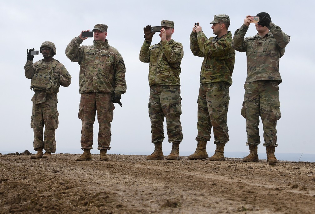Foto de arquivo de março de 2020 mostra soldados norte-americanos tirando fotos com seus celulares durante um evento de artilharia da 41ª Brigada de Artilharia de Campo do Exército dos EUA na área de treinamento militar em Grafenwoehr, no sul da Alemanha — Foto: Christof Stache/AFP