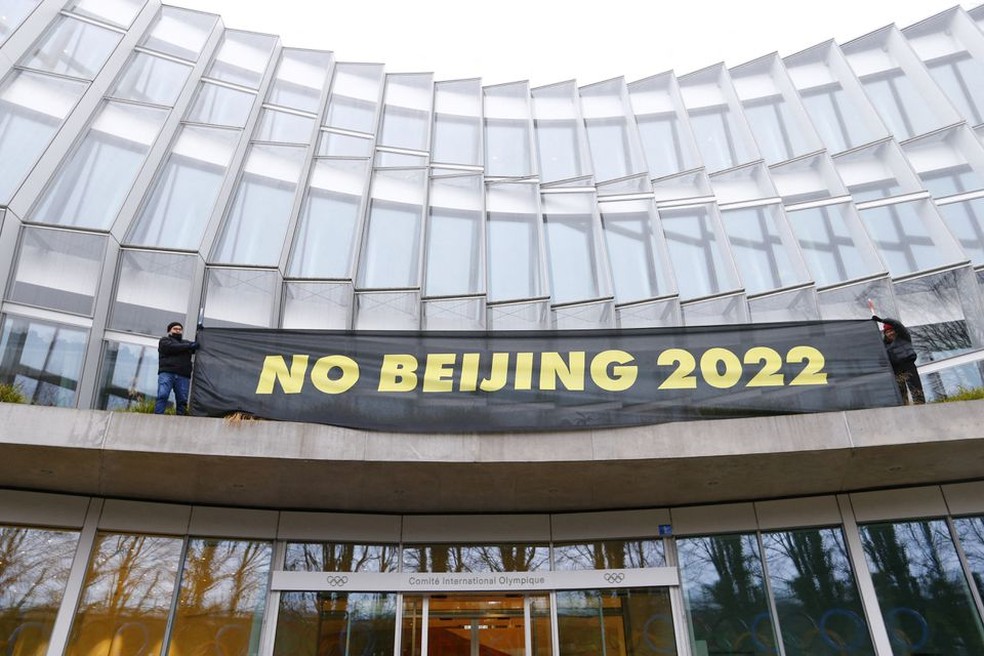 Faixa usada no protesto na sede do COI na Suíça — Foto:  REUTERS/Denis Balibouse