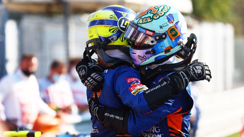 Daniel Ricciardo e Lando Norris comemoram dobradinha da McLaren no GP da Itália — Foto: Dan Istitene - Formula 1/Formula 1 via Getty Images