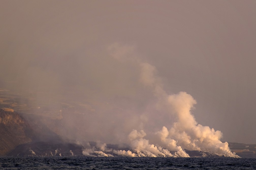 Nuvem de gases formada quando a lava do vulcão entra em contato com a água do mar em La Palma, nas Ilhas Canárias, em 30 de setembro de 2021 na Espanha — Foto: Daniel Roca/AP