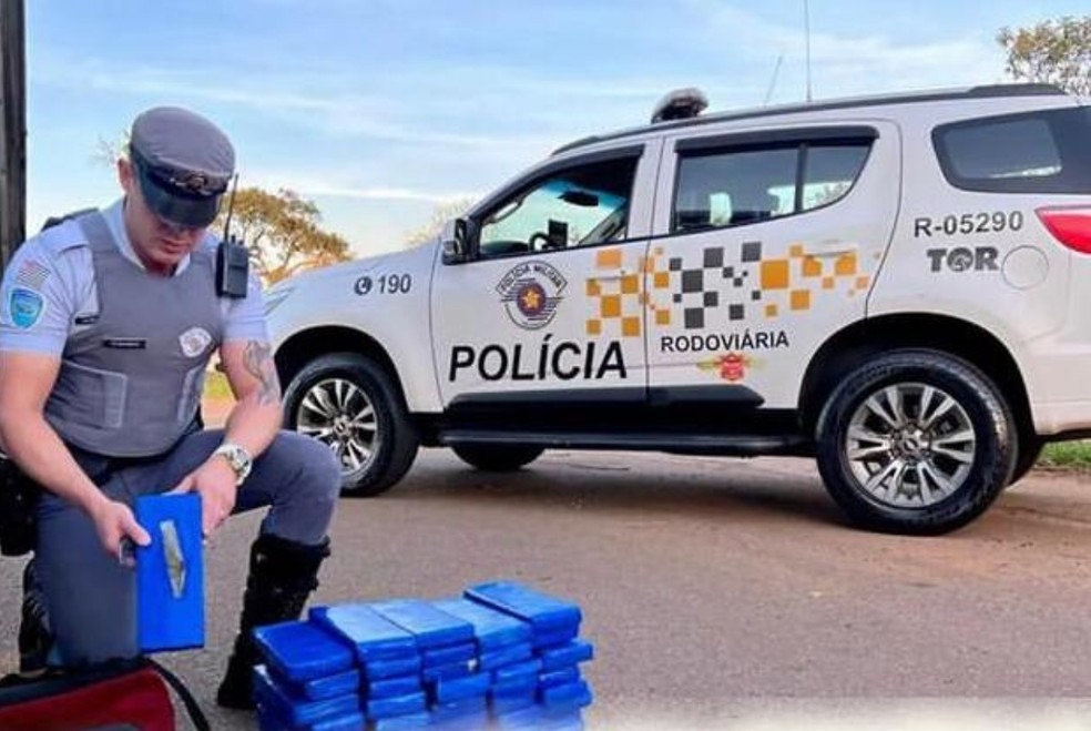 Casal é preso com dezenas de tabletes de maconha dentro de ônibus em Angatuba  — Foto: Polícia Rodoviária/ Divulgação 