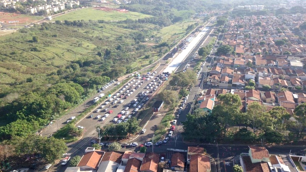 Grande congestionamento se formou na entrada do Sambódromo e senhas para os testes disponíveis acabaram em meia hora — Foto: Prefeitura de Bauru/Divulgação
