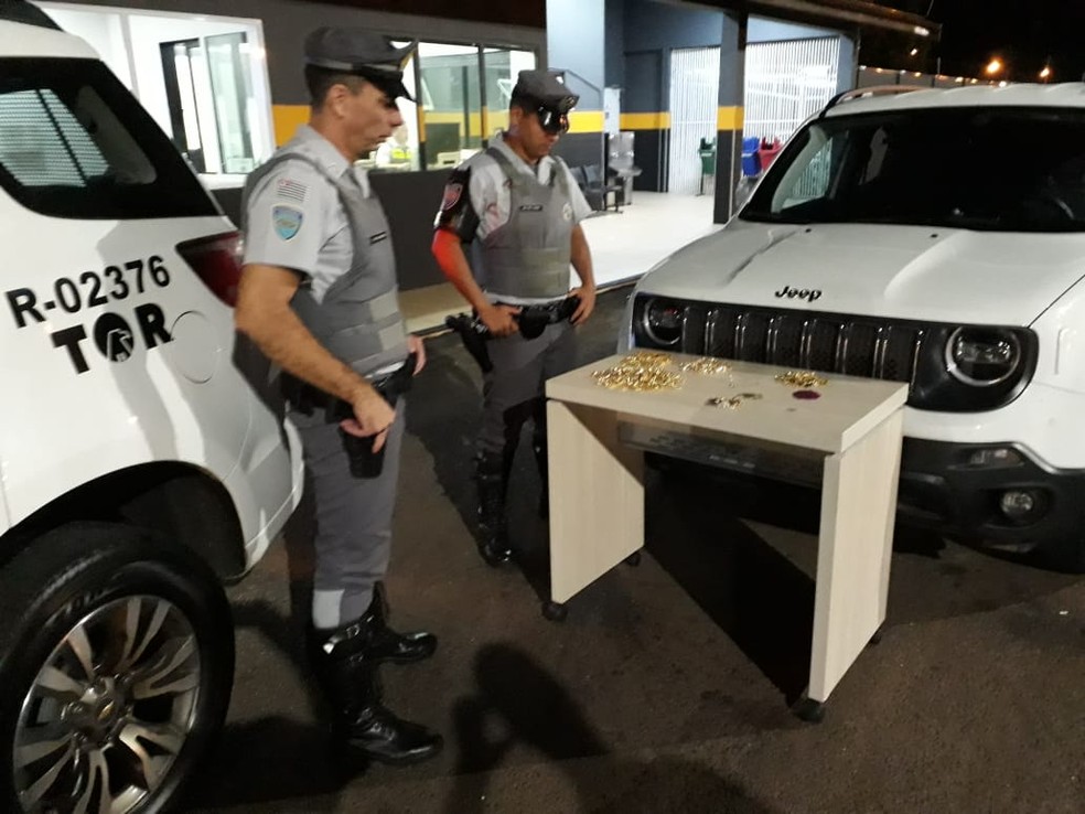 Polícia informou que as joias eram produtos de um roubo em Dracena (SP) — Foto: Polícia Rodoviária/Divulgação