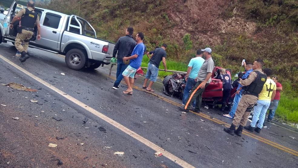Homem fica gravemente ferido após batida entre caminhonete e carreta na MG-179 — Foto: Fernando Jesuíno