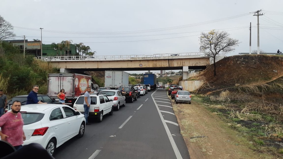 Trecho urbano da SP-294 ficou congestionado e parcialmente interditado no sentido Marília-Bauru — Foto: Corpo de Bombeiros/Divulgação
