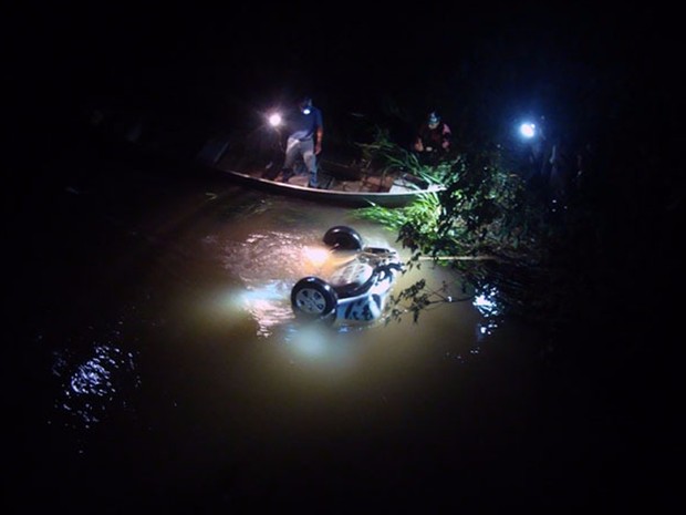 Homem conseguiu sair do carro antes de afundar (Foto: Divulgação/ Blog do Sérgio Santos)
