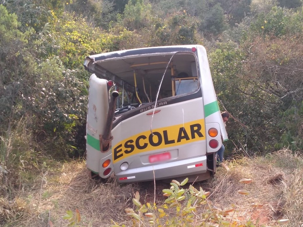Ônibus escolar caiu em ribanceira após acidente em Itapeva (SP) — Foto: Arquivo Pessoal