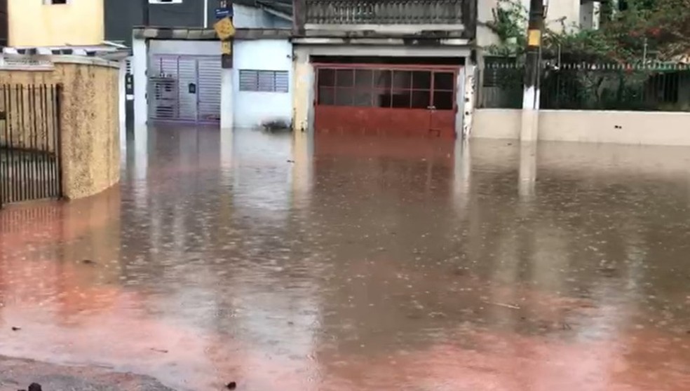 A rua João Sampaio, na Zona Norte de São Paulo, ficou coberta de água por causa da chuva desta terça-feira (20). — Foto: Reprodução/TV Globo