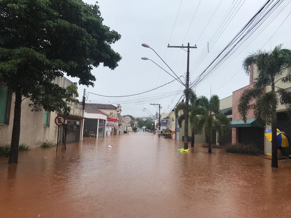 Ruas ficaram alagadas em Jaú durante a chuva deste fim de semana  — Foto: Cassiano Rolim / TV TEM 