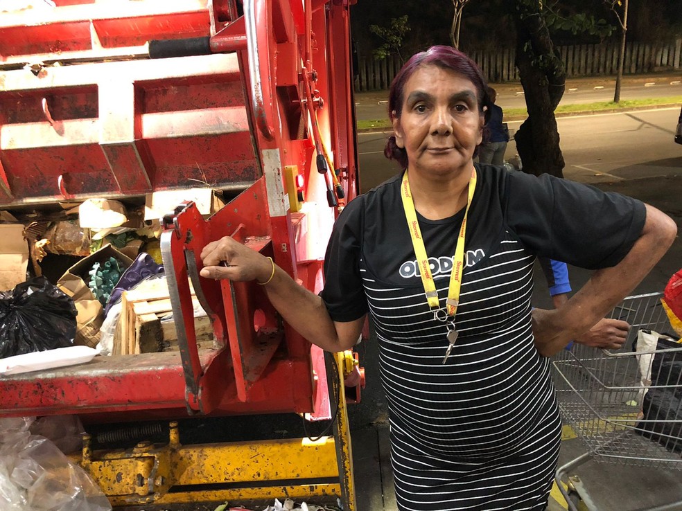 Selma espera pelo caminhão de lixo em busca de frutas e legumes — Foto: Danilo Girundi/TV Globo