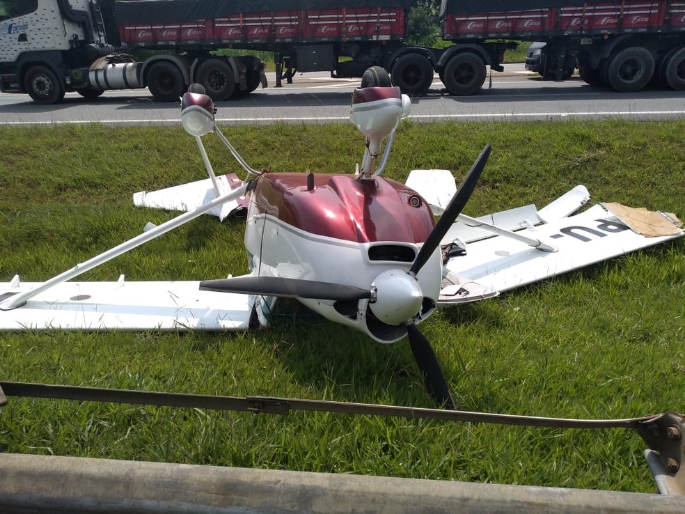 Aeronave ficou de ponta cabeça no canteiro da rodovia — Foto: Reprodução