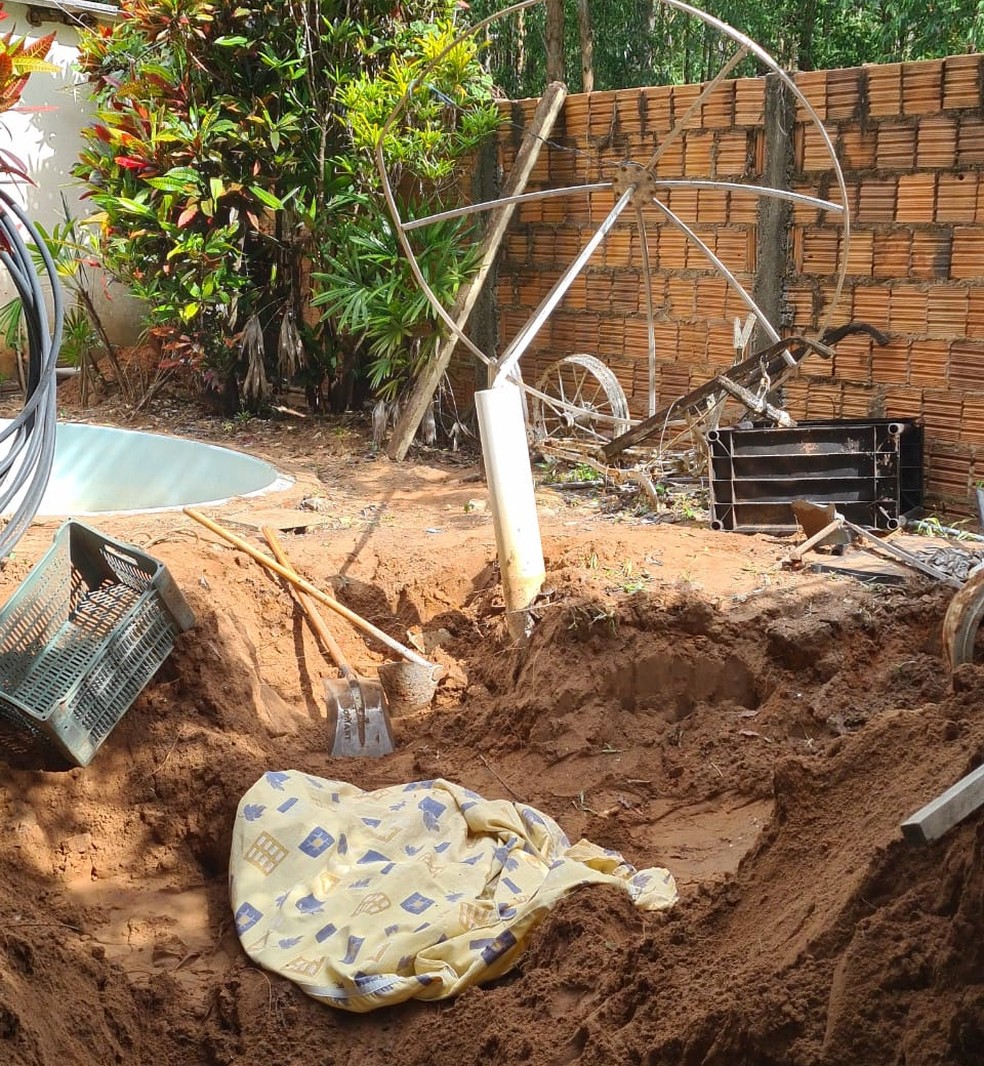 Corpo da menina de 9 estava enterrado perto de uma piscina plástica, justamente o local indicado por sua irmã de 16 anos  — Foto: João Trentini/Divulgação