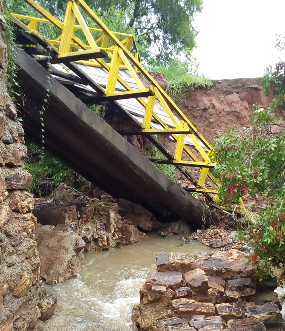 Ponte que liga o Bairro dos Alves ao bairro Lojas Cem em Porangaba (SP) cede devido ao temporal na cidade — Foto: Prefeitura de Porangaba/Divulgação 