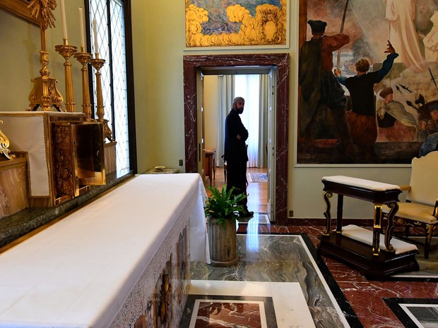 Foto de 21 de outubro mostra cômodo da residência de verão dos papas, nas Vilas Pontifícias de Castelgandolfo, perto de Roma  (Foto: Alberto Pizzoli/AFP)