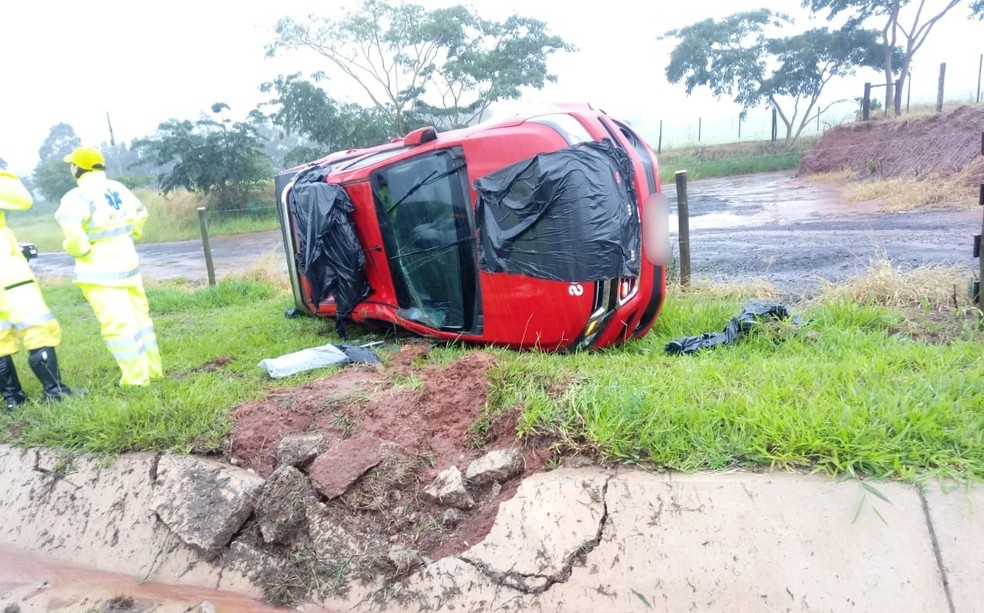 Acidente aconteceu na manhã desta sexta-feira (21) na Rodovia Rachid Rayes em Marília — Foto: Jornal do Povo/Divulgação