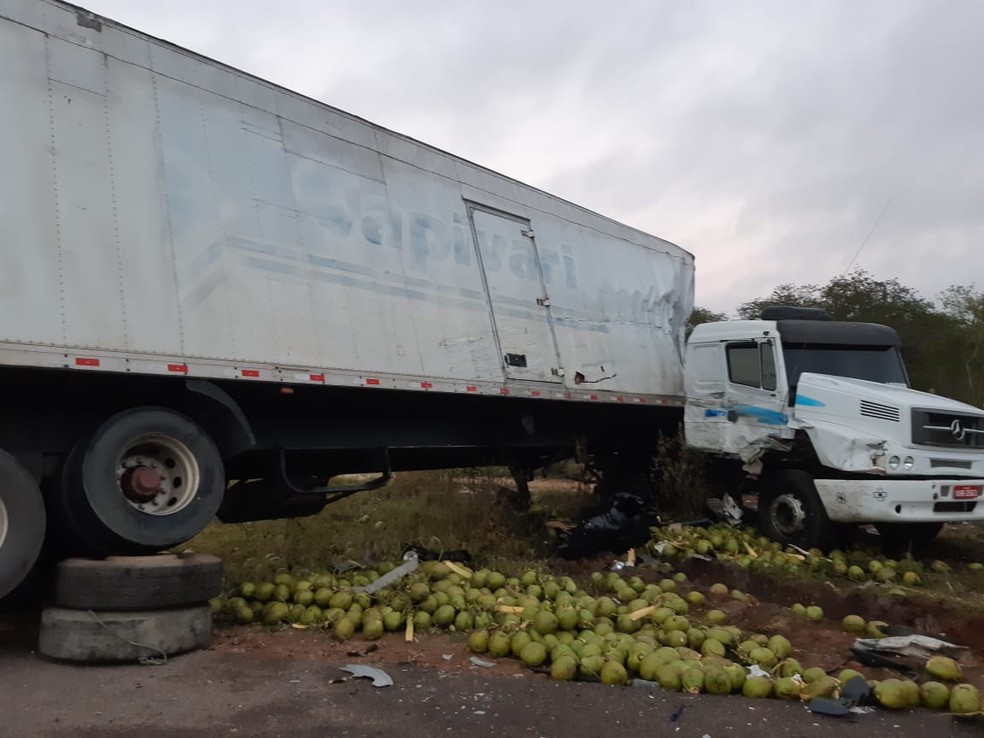 PRF informou que acidente ocorreu após carreta e caminhão desviarem de animais na pista e baterem de frente — Foto: PRF/ Divulgação