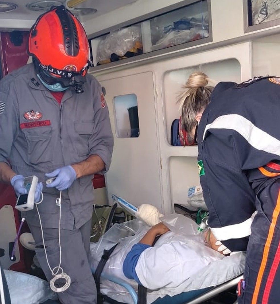 Mulher fica ferida após mão ficar presa em máquina de frigorífico — Foto: Corpo de Bombeiros/Divulgação