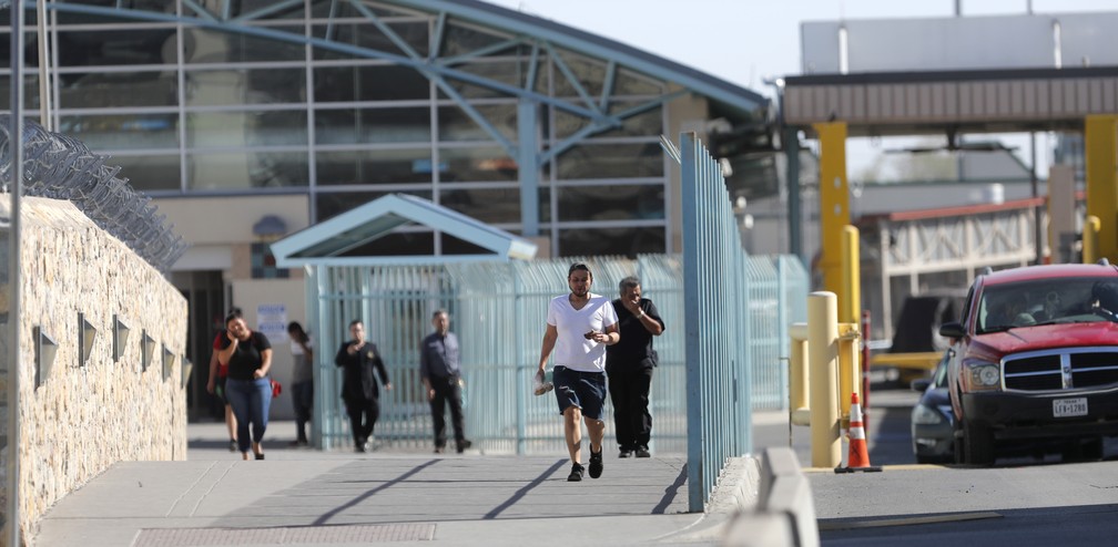Pedestres entram nos Estados Unidos pelo México no posto de El Paso, no Texas — Foto: Gerald Herbert/AP Photo
