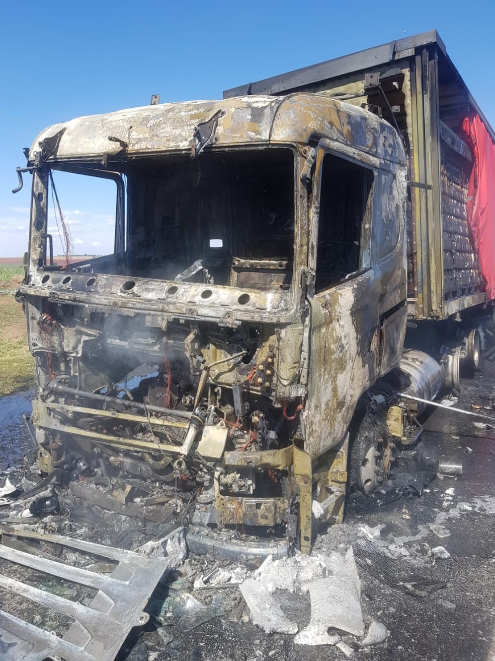 Motorista relatou que o fogo começou depois que ele ligou o ar-condicionado do veículo  — Foto: Corpo de Bombeiros/Divulgação
