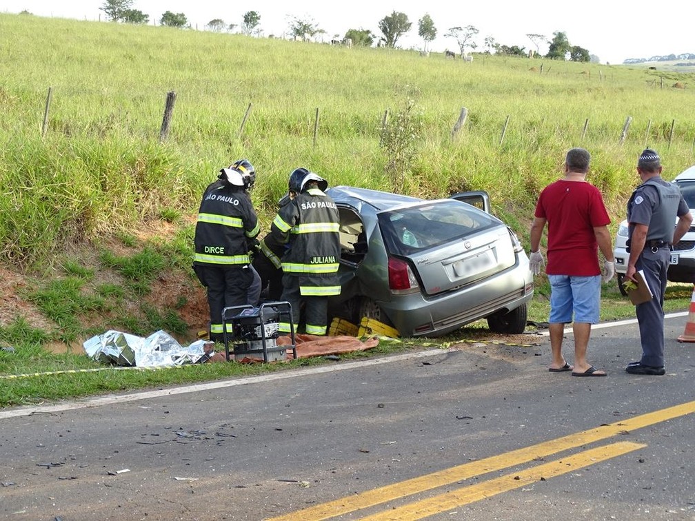 Casal morreu após colisão entre carro e caminhão em rodovia de Riversul (SP) — Foto: ItapoNews/Divulgação