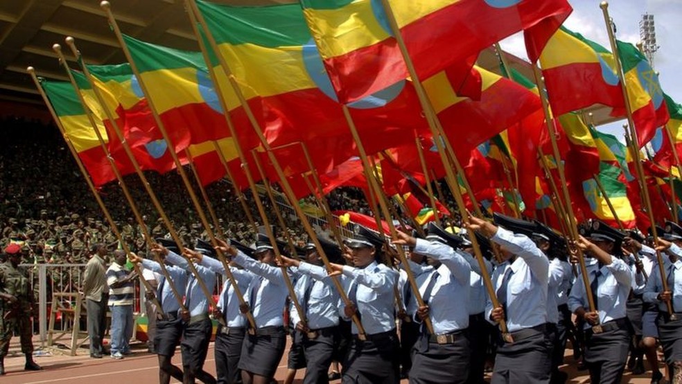 Três principais cores da bandeira etíope representam pan-africanismo; vários países do continente adotaram essas cores em suas bandeiras após conquistarem independência — Foto: Getty Images/BBC
