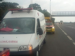 Ambulância foi sequestrada em rodovia (Foto: Guarda Civil Municipal/Divulgação)