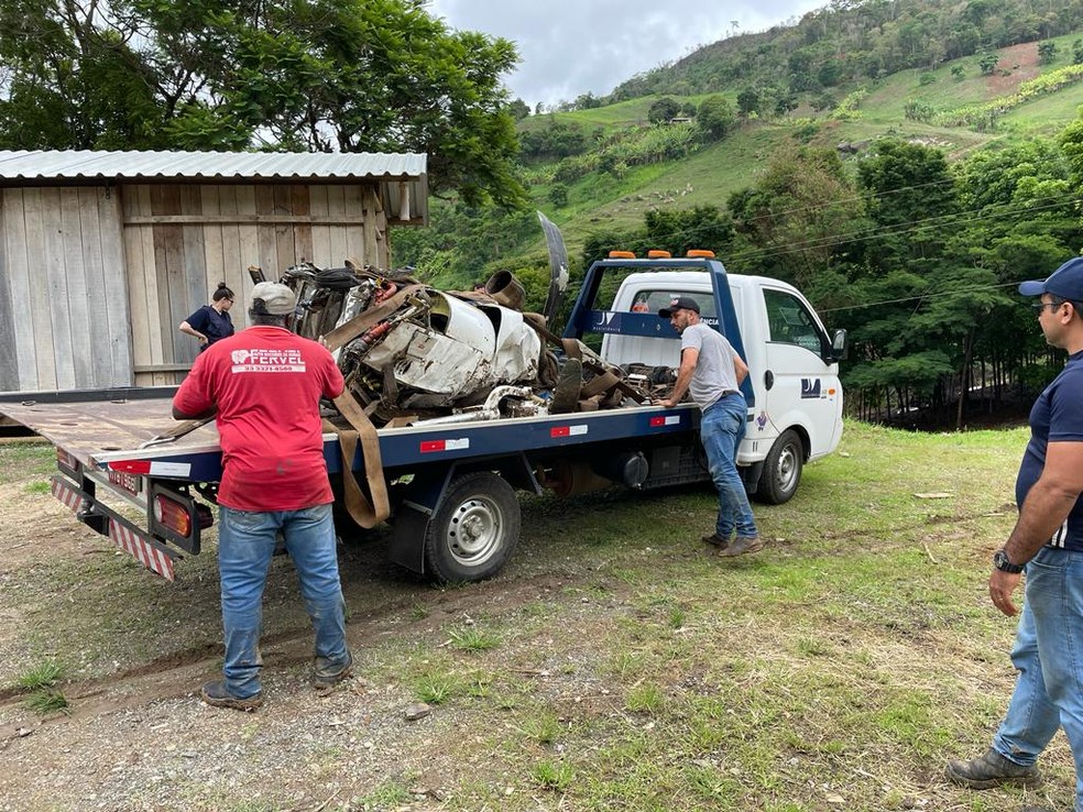 Motor que caiu em mata fechada foi resgatado nesta segunda-feira — Foto: Fervel Auto Socorro/Divulgação