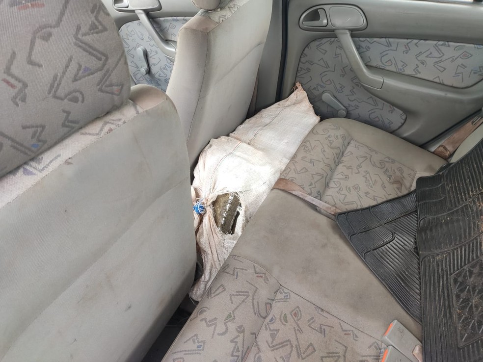 Tijolos de maconha estavam dentro de sacos em carro abandonado em Avaí — Foto: Polícia Rodoviária/Divulgação