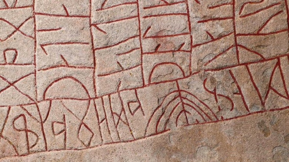 A forma de um alfabeto – como os fortes riscos dos caracteres das runas – pode nos ensinar mais sobre a cultura de um povo do que a língua falada — Foto: Getty Images via BBC