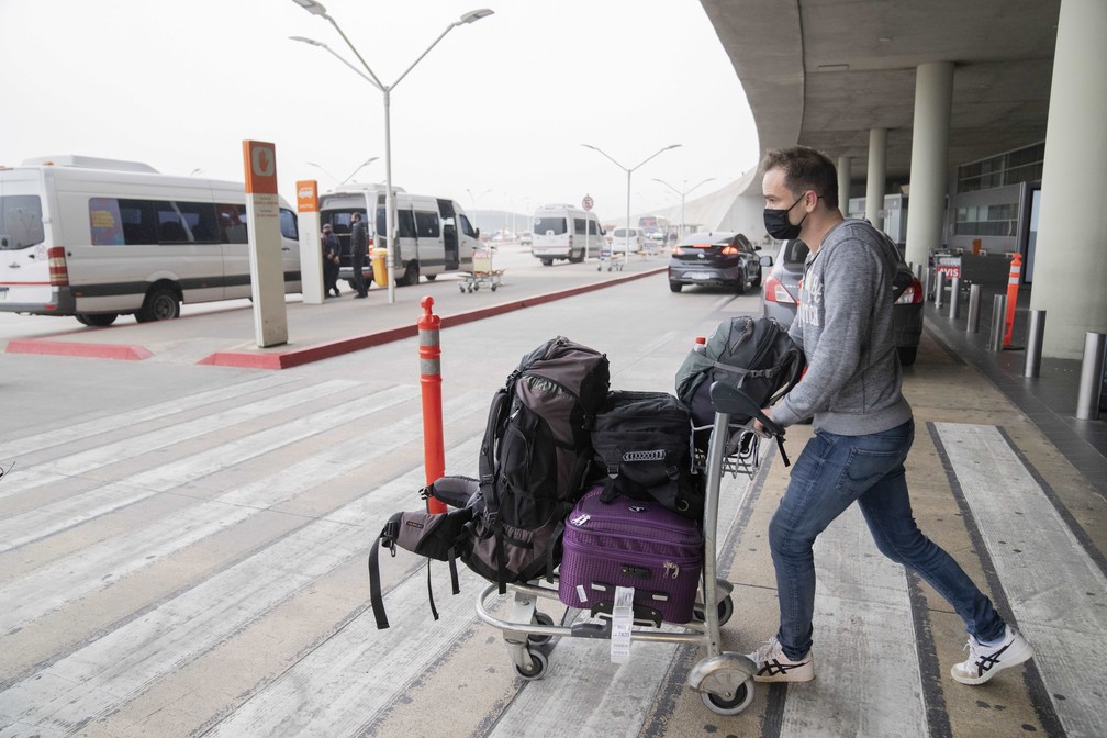 Passageiro deixa o aeroporto de Montevidéu, capital do Uruguai, com bagagem em 1 ° de novembro de 2021. País reabriu suas fronteiras para visitantes de todos os destinos, após 18 meses, ao abrandar suas restrições contra a Covid-19. — Foto: Matilde Campodonico/AP