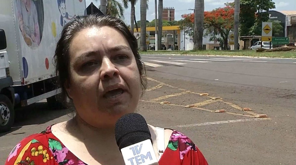 Para a filha do idoso, Simone Dias, excesso de velocidade no local provocou o acidente: "Os carros passam 'a milhão' por aqui" — Foto: TV TEM/Reprodução