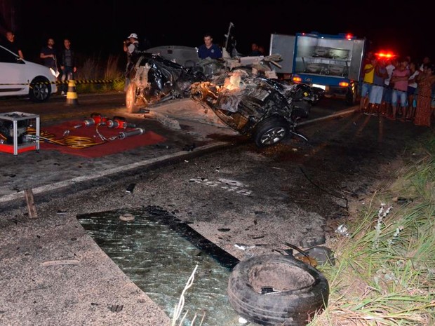 Acidente deixou carro completamente destruído na Bahia (Foto: Blitz Conquista)
