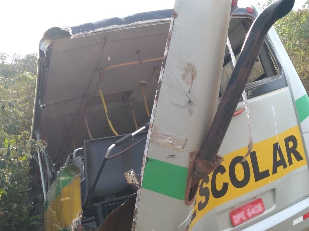 Ônibus escolar ficou danificado após acidente com caminhão em Itapeva (SP) — Foto: Arquivo Pessoal