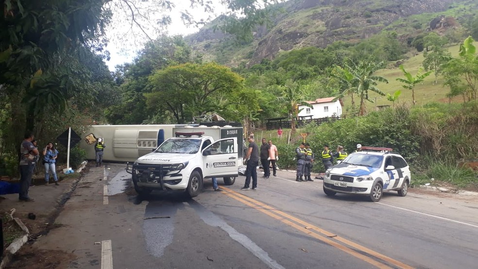 Polícia Militar e Civil estiveram no local do acidente, em Cachoeiro de Itapemirim — Foto: Leandro Manhães / TV Gazeta 